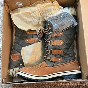 Sorel Tofino CVS Green and Brown Quilted Boots with Faux Fur, size 10, NIB